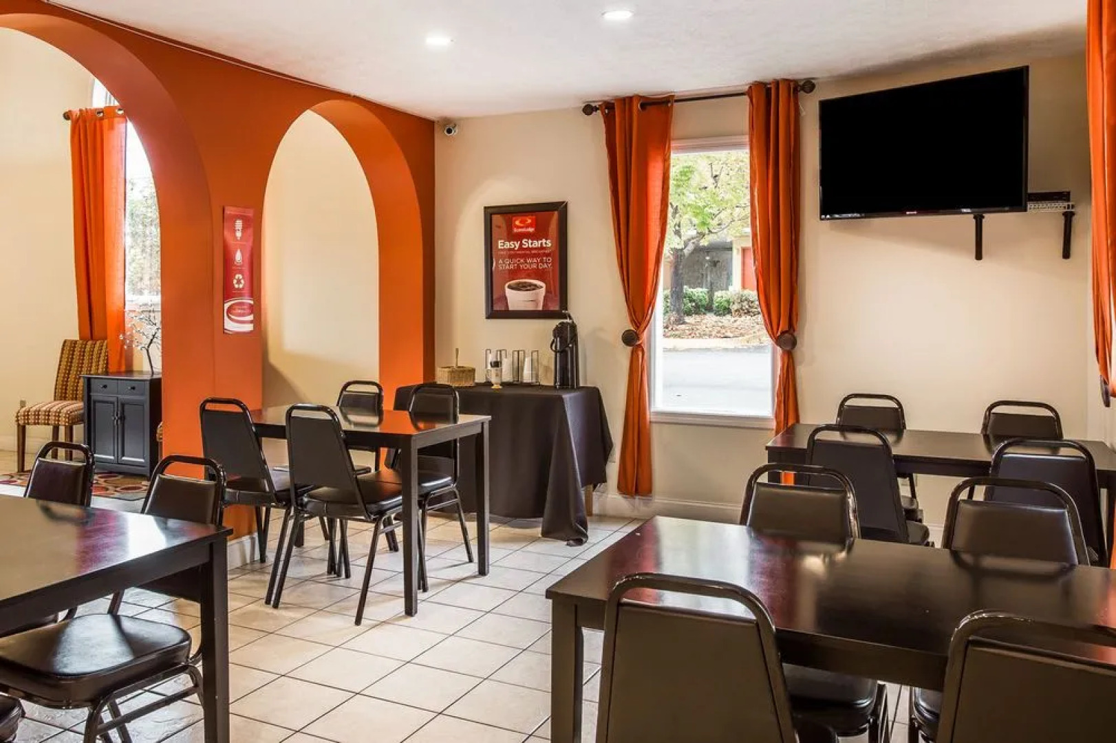 Econo Lodge Inn & Suites