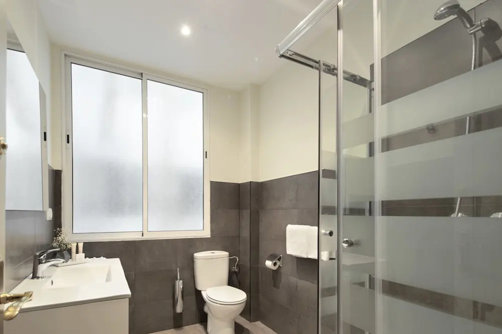 Okendo Terrace Apartment by FeelFree Rentals