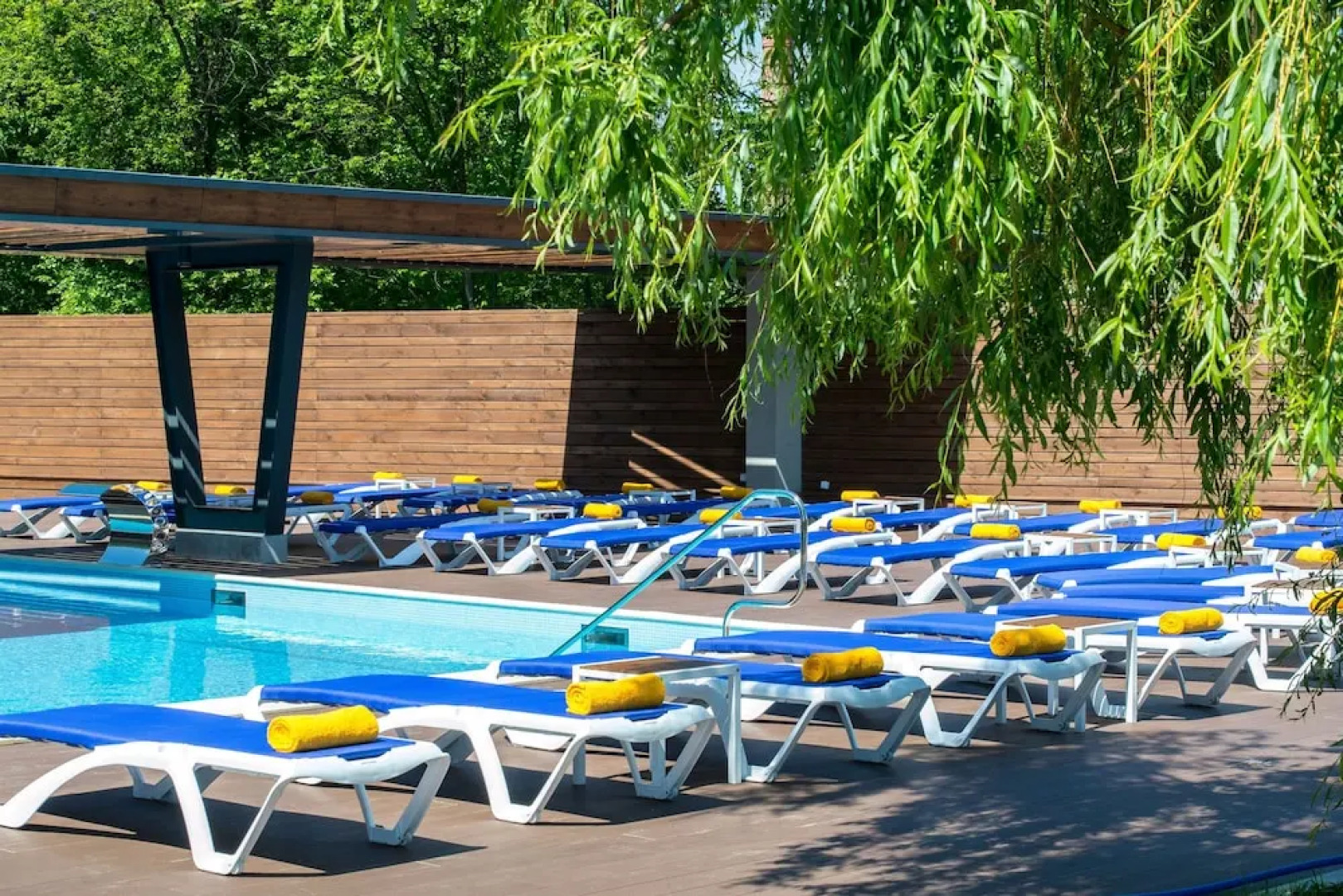 Гостинично-ресторанный комплекс с пляжем RiverSide