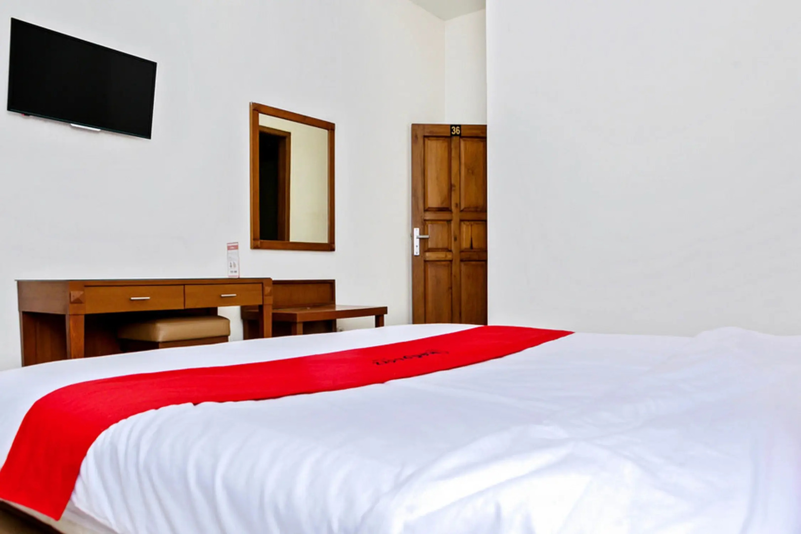 Residences by RedDoorz near Rumah Mode