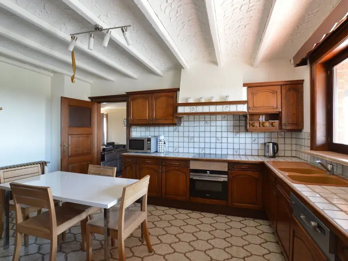 Detached Mansion For 10 People With Ginormous Garden In Linter