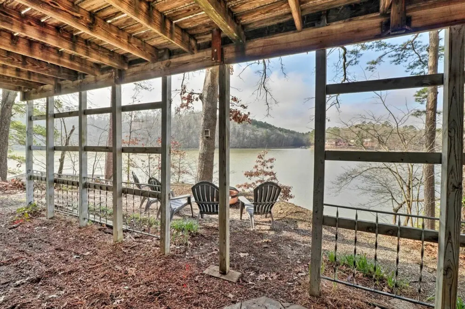 Riverfront Deck + Fire Pit: Hot Springs Retreat!