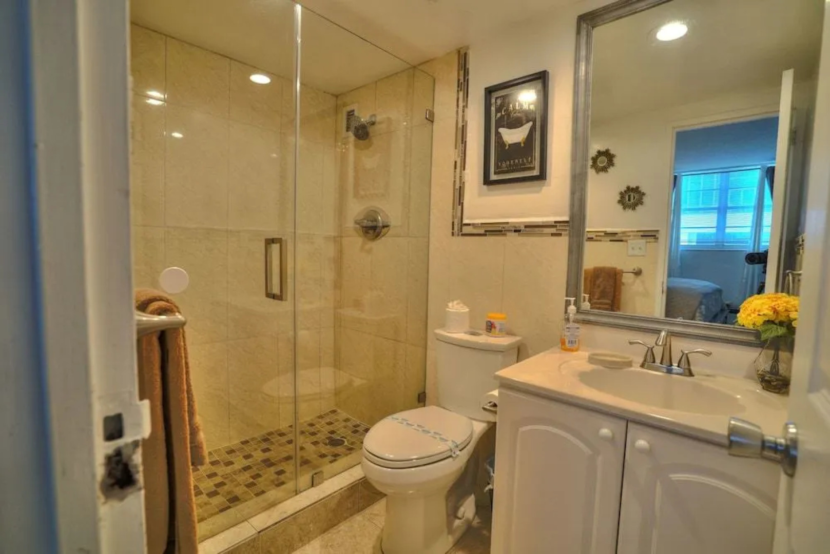 Hollywood Apartment by the Sea