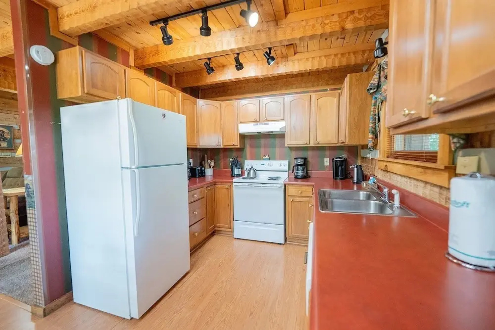 Big Kahuna Lodge 3 Bedroom Cabin by RedAwning