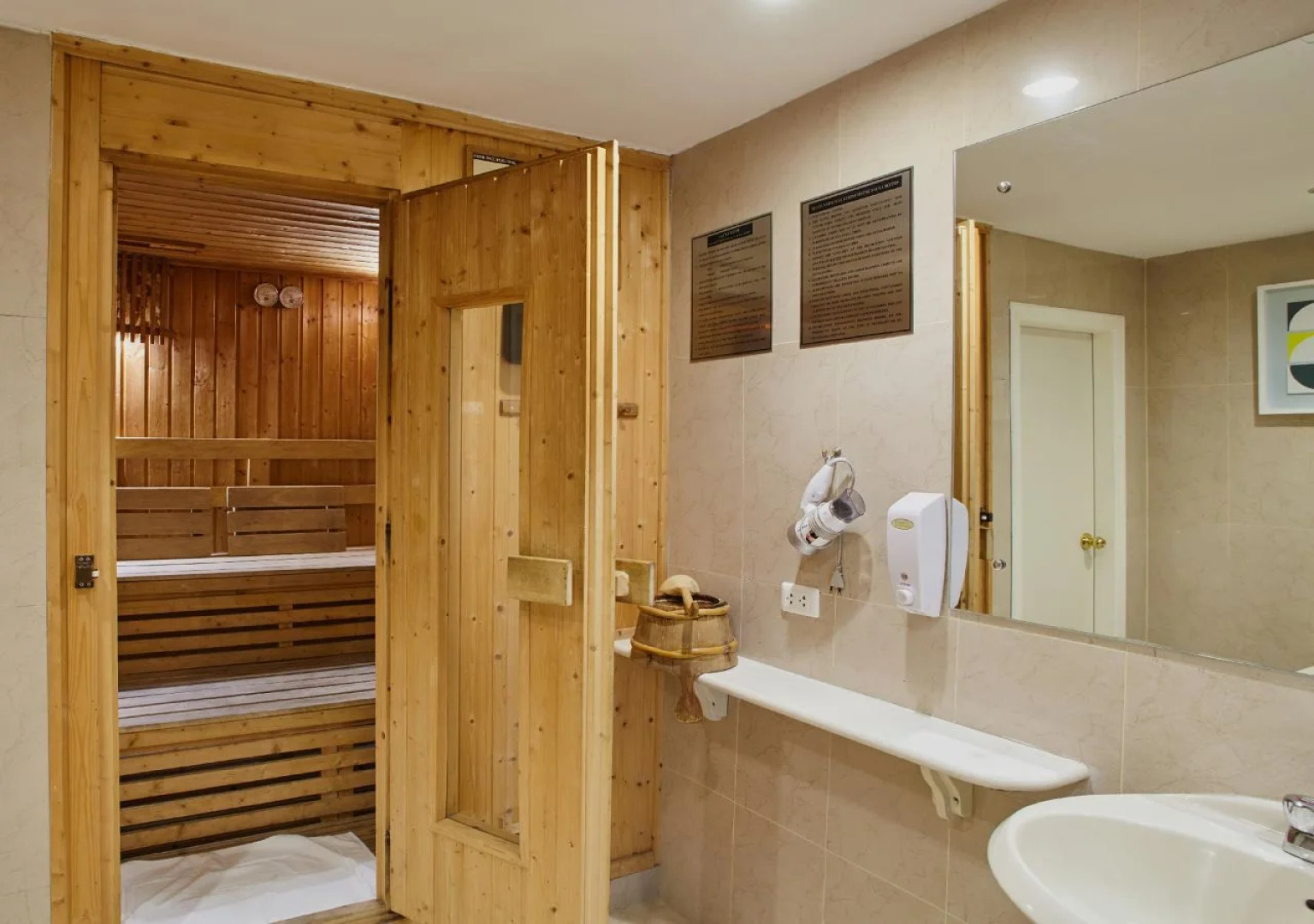 Centre Point Plus Hotel Pratunam