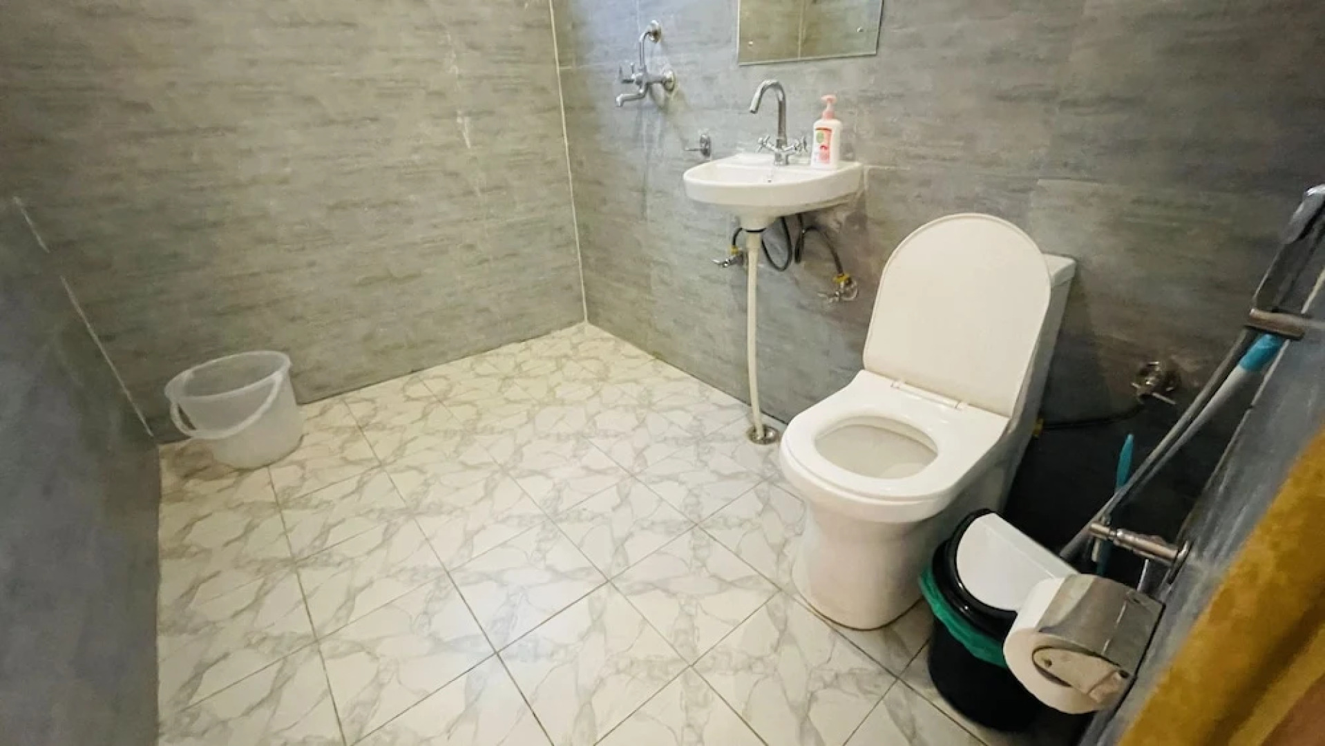 Madpackers Jibhi - Hostel