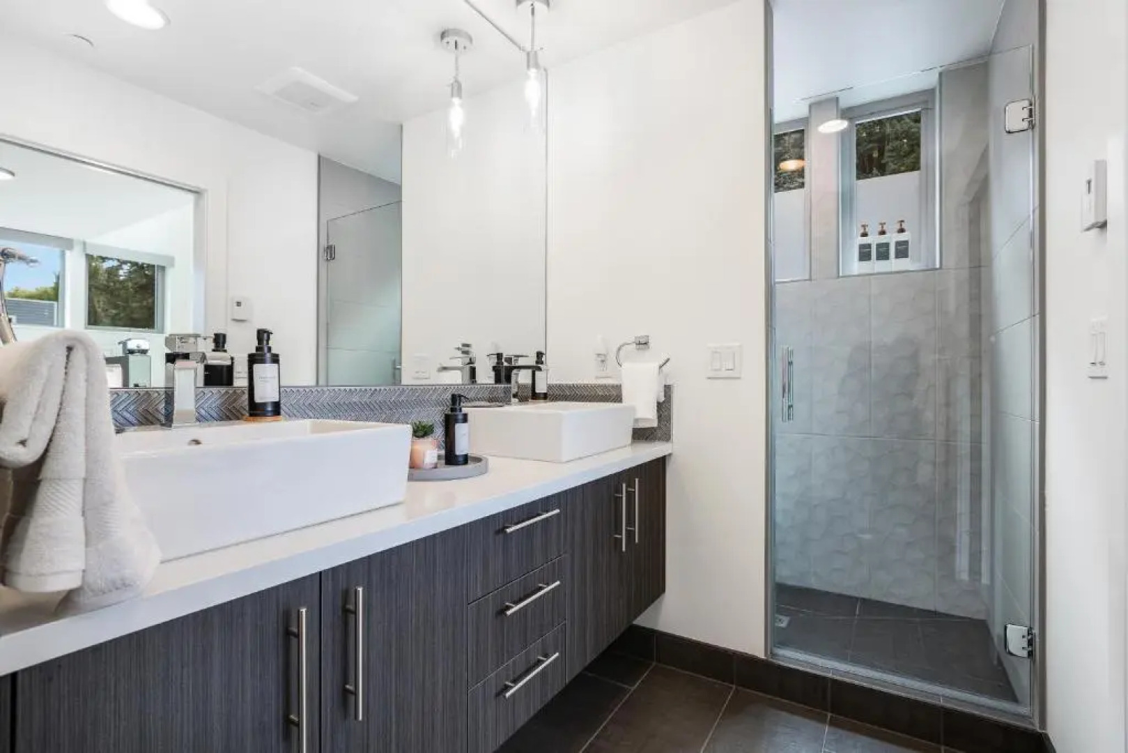 Alki Beach Escape Romantic Waterfront Getaway for 2