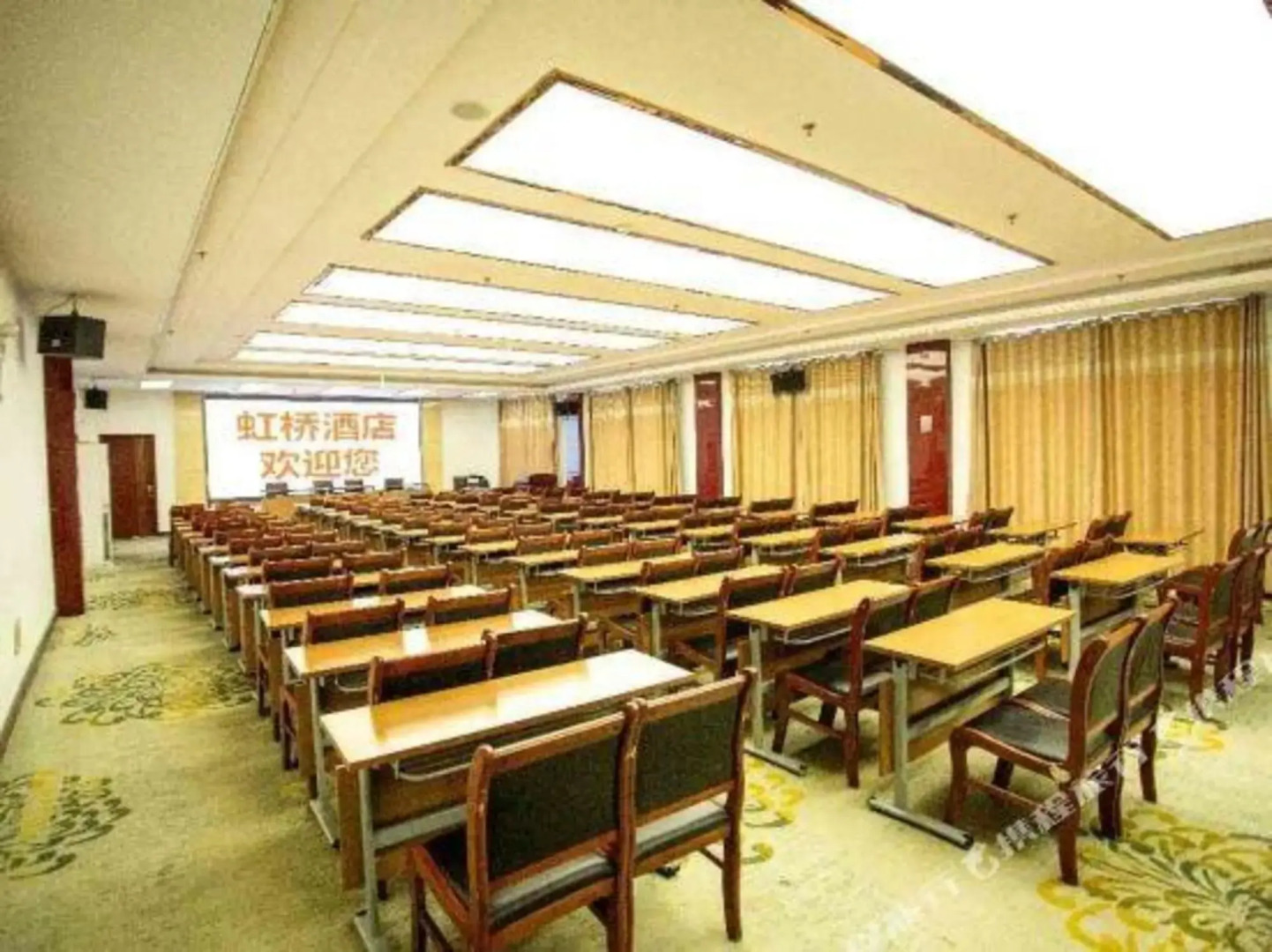 Baiyinquxinghongqiao Business Hotel