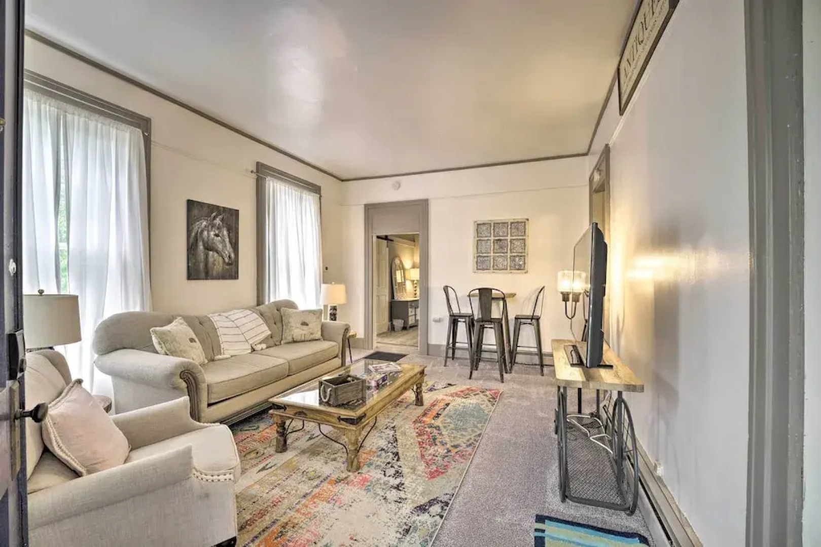 Romantic Apt Near Wineries, Golf & Lake Erie!