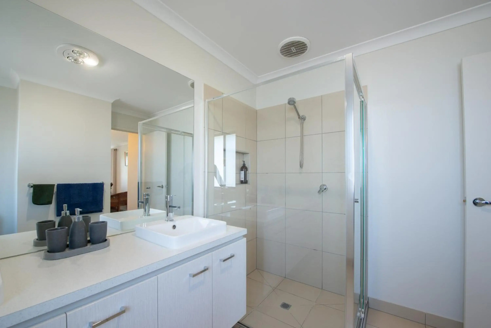 Seabreeze Haven -Wifi, Netflix, pet friendly beach house