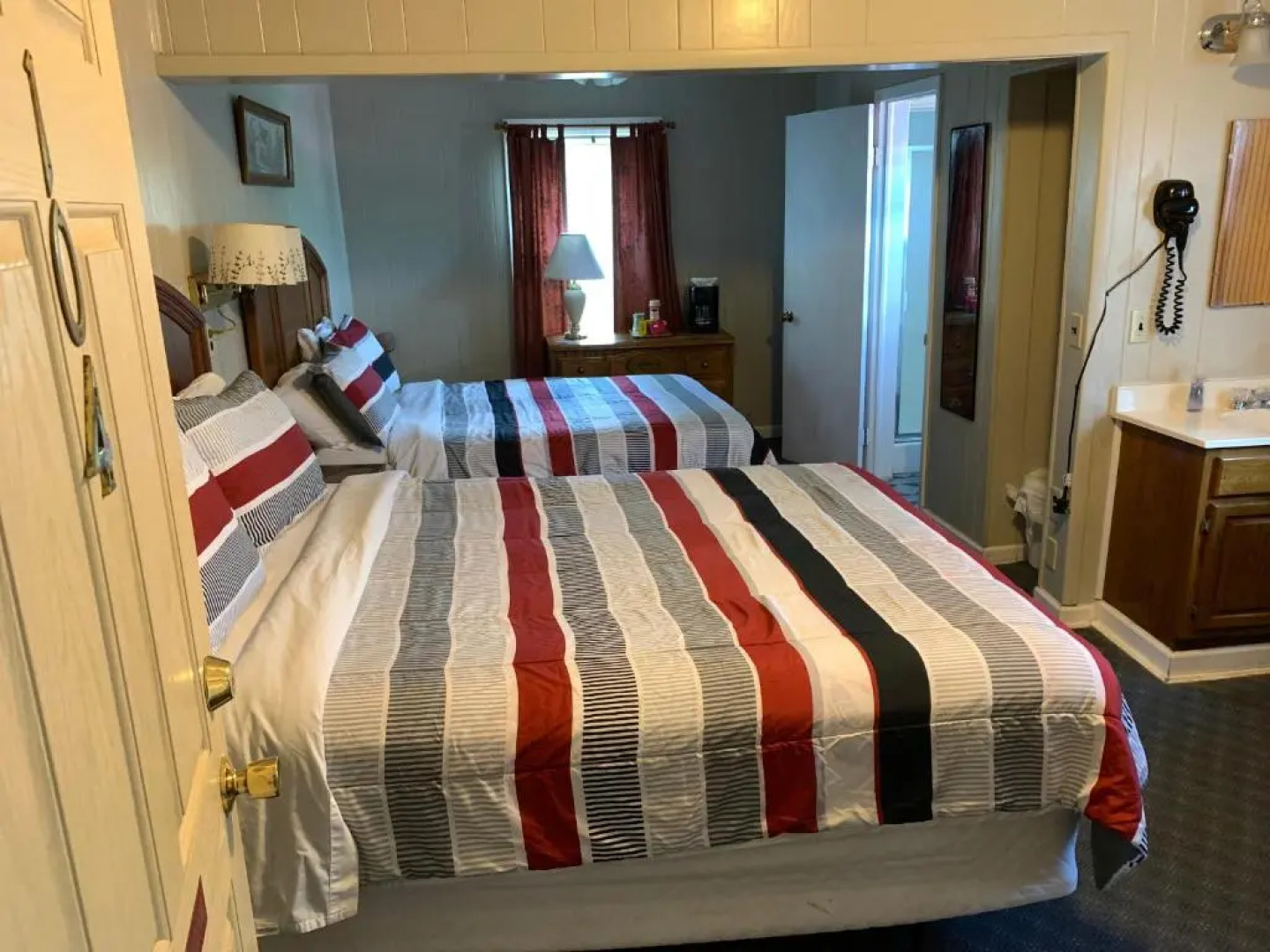 Phillips Historic Motel & Cottages