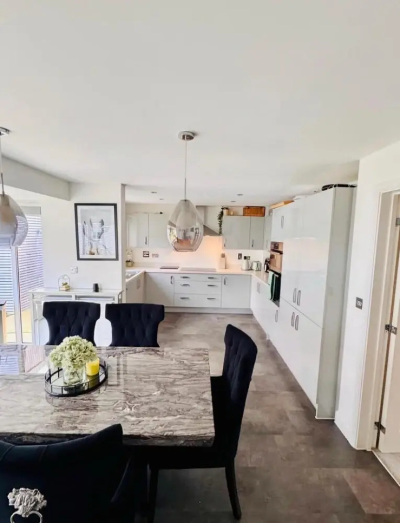 High END Spacious 4 Bed House - Free Parking