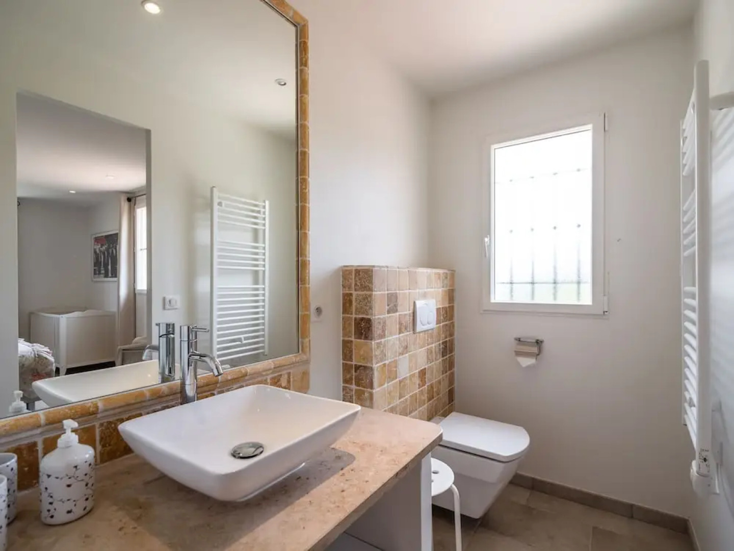 Aircon Villa With 4 Suites, Swimming Pool, Walking Distance to the Center, 20 km From the Beach