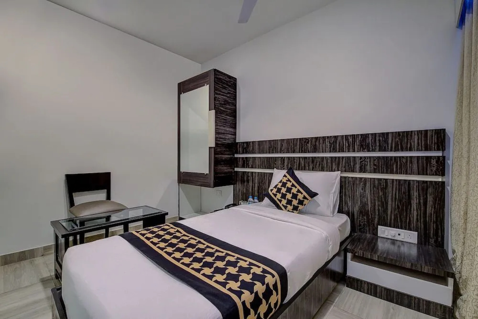 Edition O 30007 Crown Inn Panvel