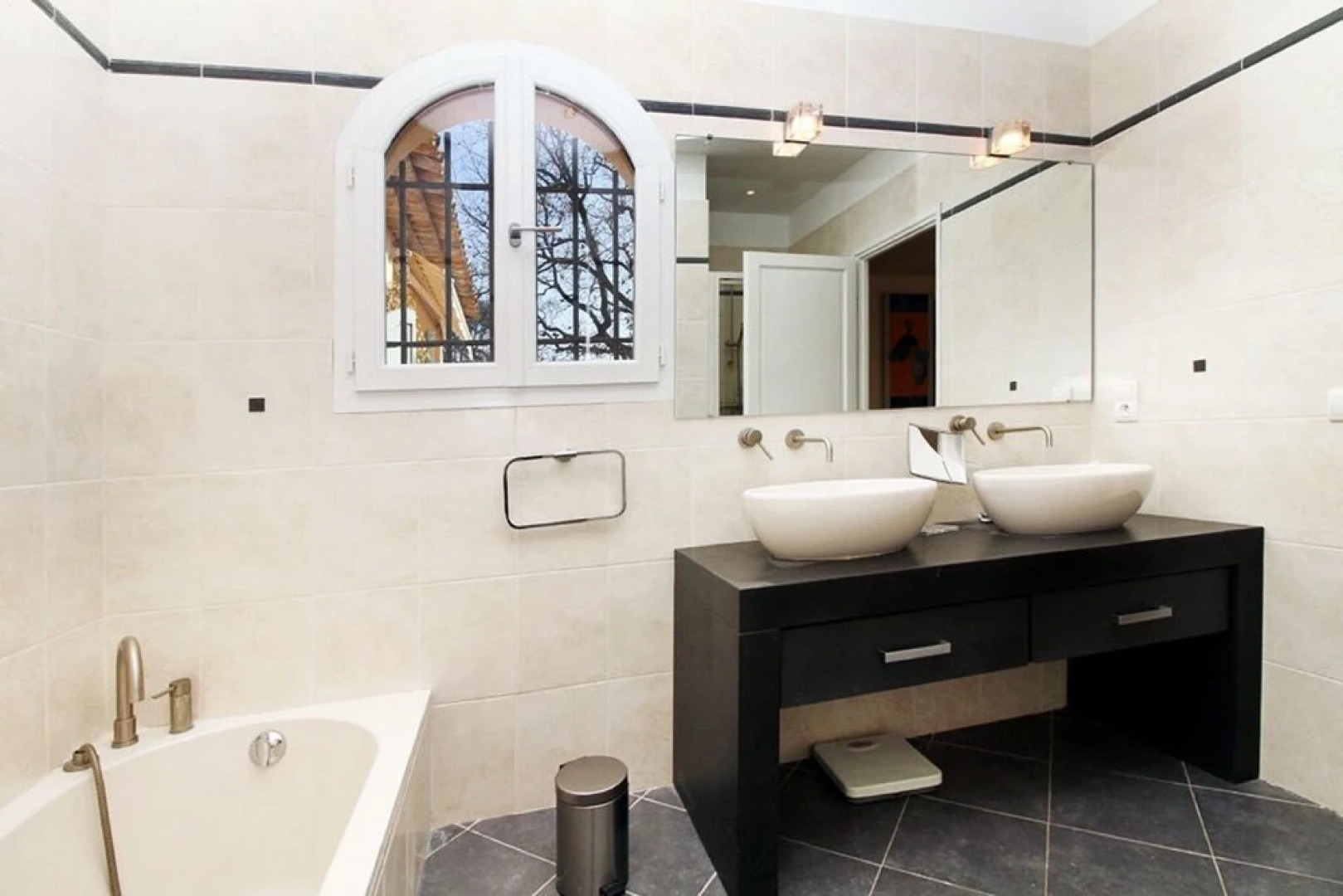 A Luxurious, 5-bedroom Villa in Vence With a Swimming Pool and Spaciou