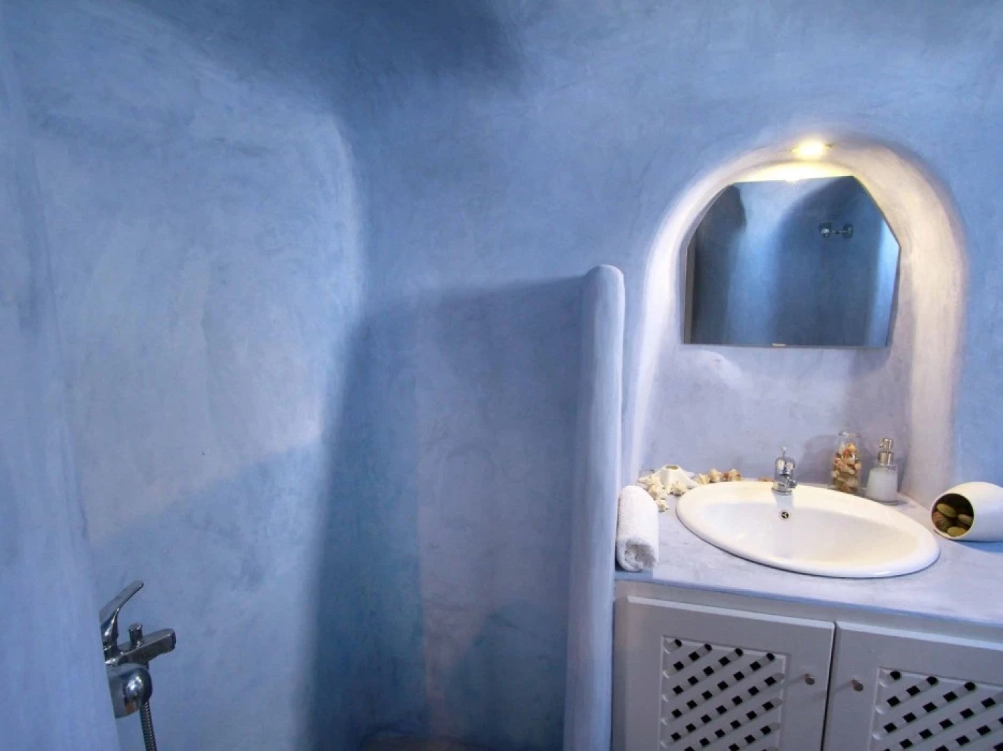 Blu Bianco Cave House