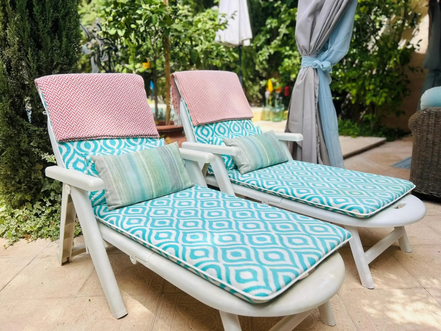 Self Catering Garden Apartment with a Private Garden and Shared Pool