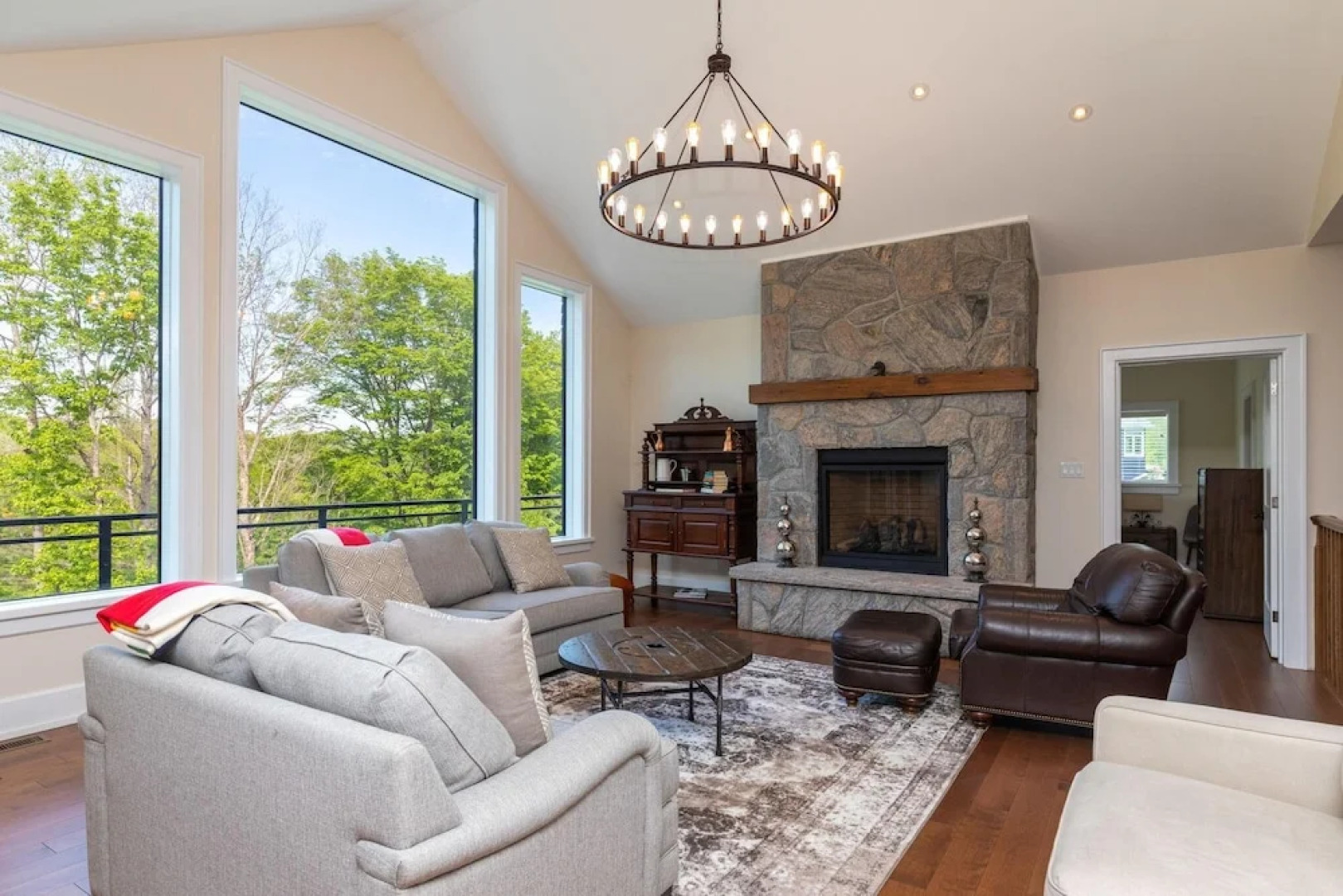 Villa Vista - Fabulous new Home Overlooking the Golf Course in Port Carling