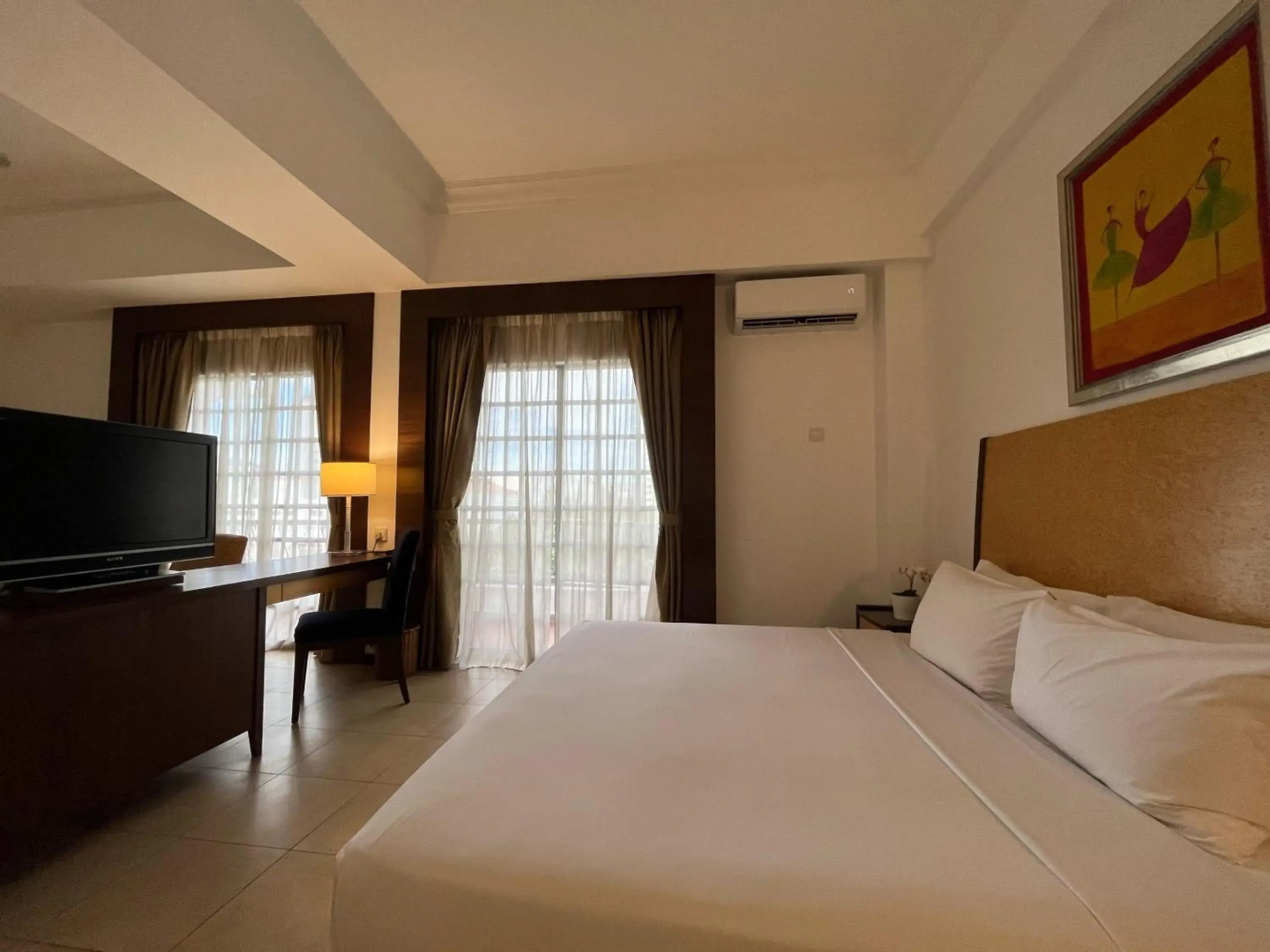 Flamingo Hotel by The Lake