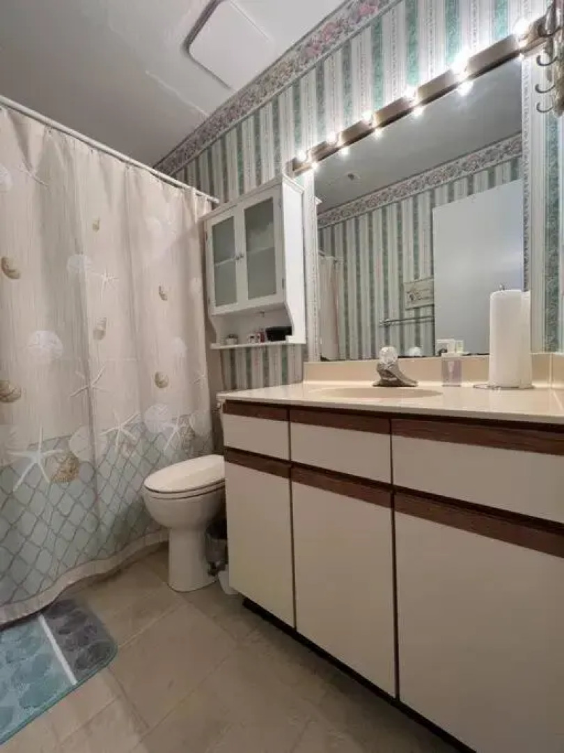 Lovely 2-bedroom condo with pool