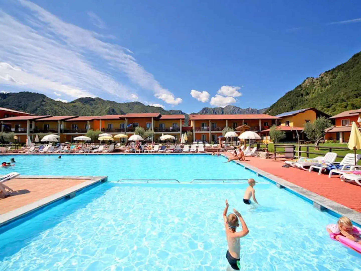 Lake Garda, Beautiful Residence Features Many Facilities