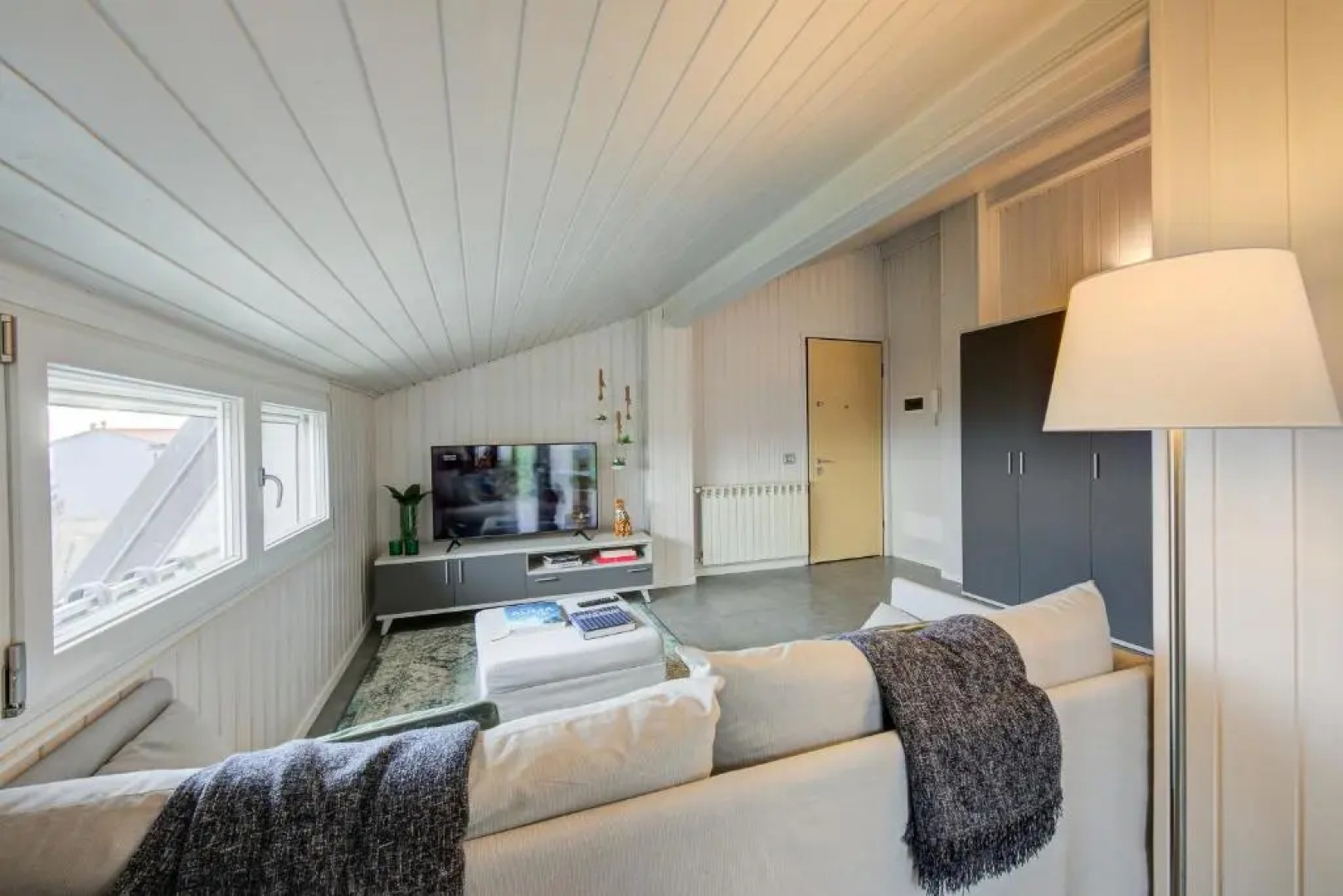 White Paradise Rooftop Stunning Lake View