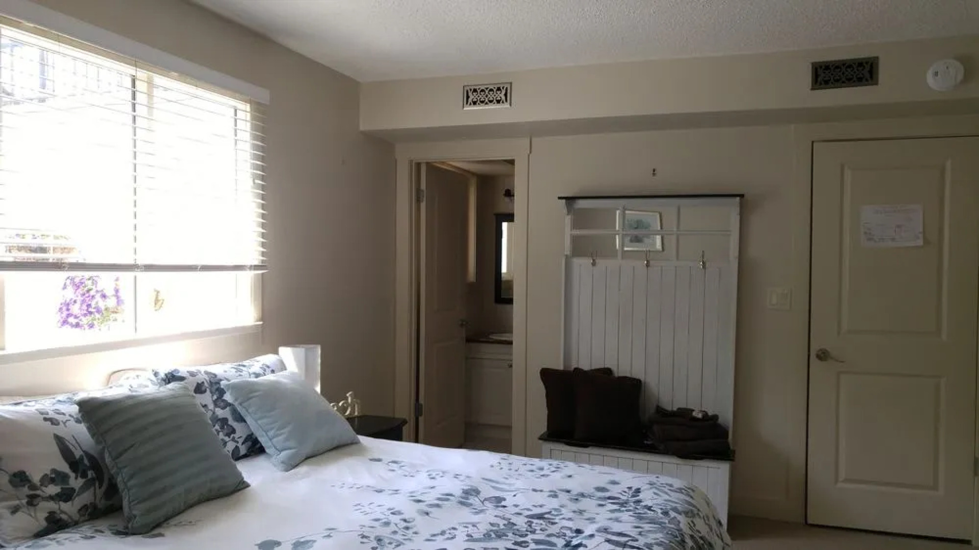 At the Beach Kelowna Bed & Breakfast