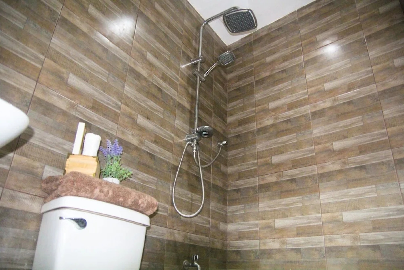 V and G Suites Limay