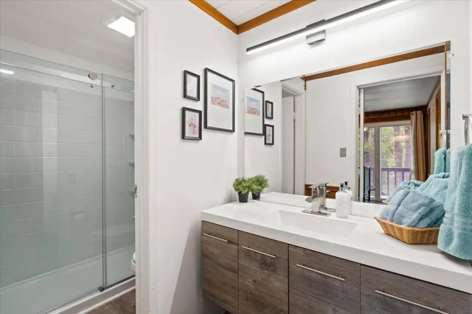 The Gingerbread House: 4 BR chalet, w/ Sunroom/Deck, sleeps 12, modern amenities