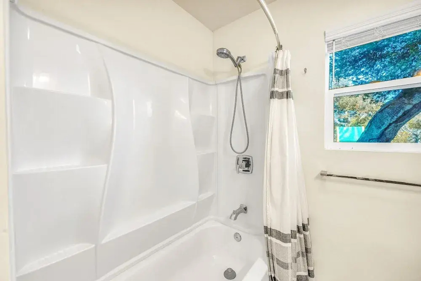 Cozy Oaks - A Coastal Getaway With Idyllic Scenery!