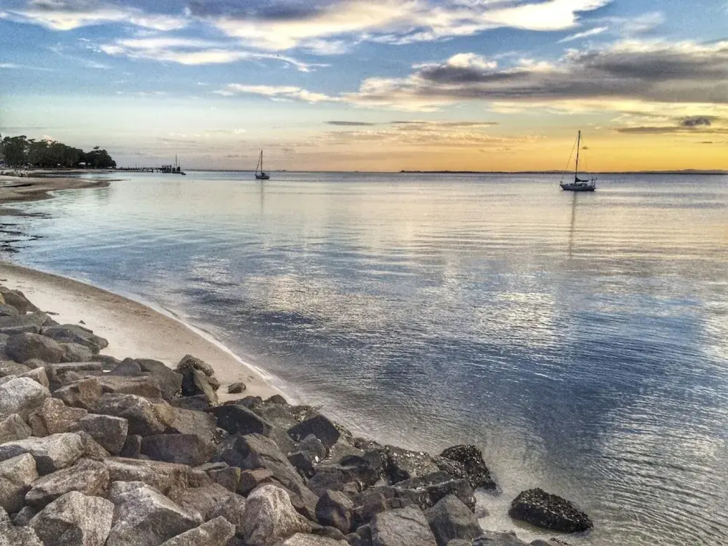 First floor unit close to shops, park and waterfront!