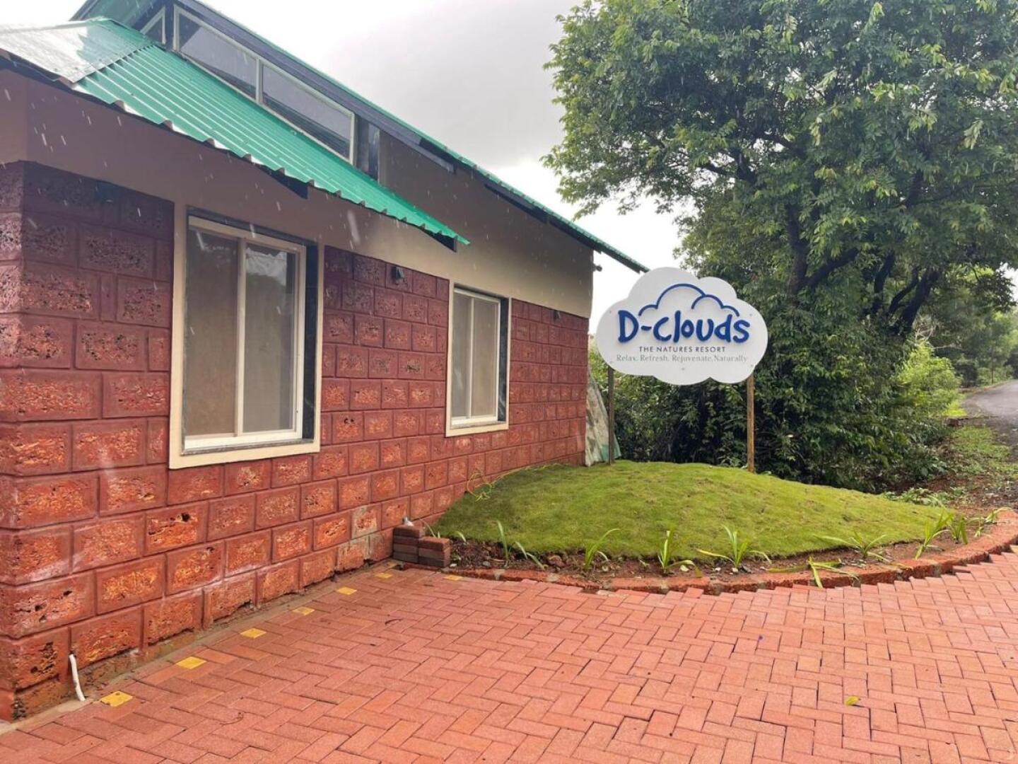 D Clouds Pure Veg, Gaganbawada