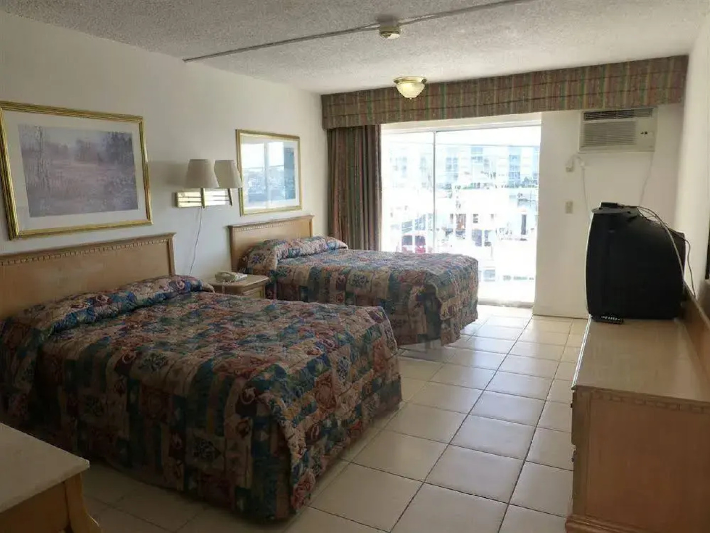 Camelot Waterfront Inn