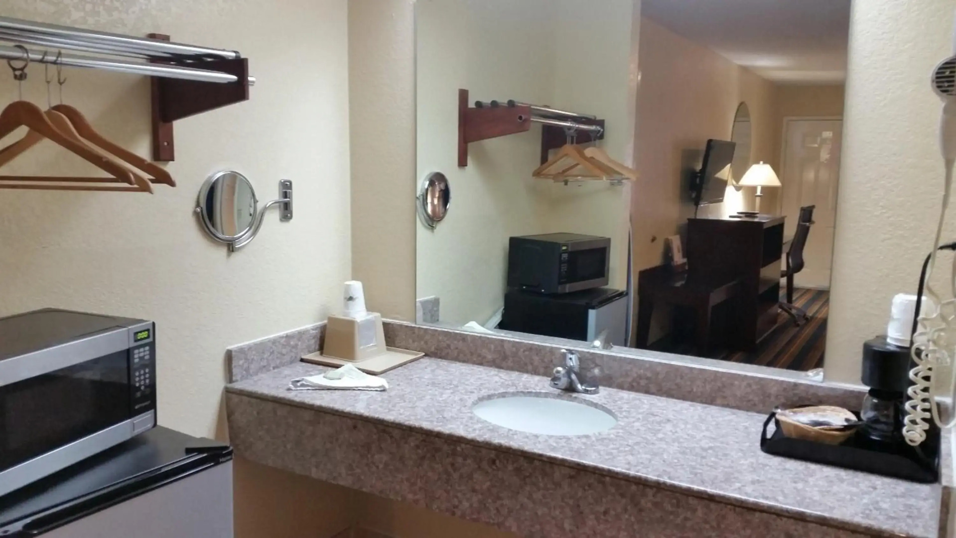 Express Inn & Suites