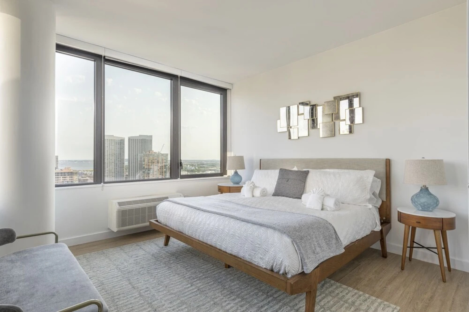 Deedee's Sky Rise Apartments - Newport 2