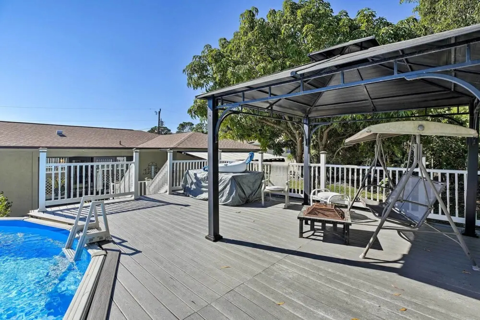 Pet-friendly Oasis w/ Deck & Fire Pit in Bokeelia!