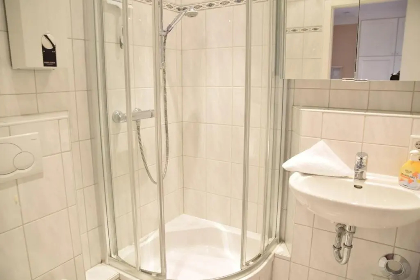 Schönes neues hochwertig renoviertes 2-Zimmer Appartement in der 4. Etage.