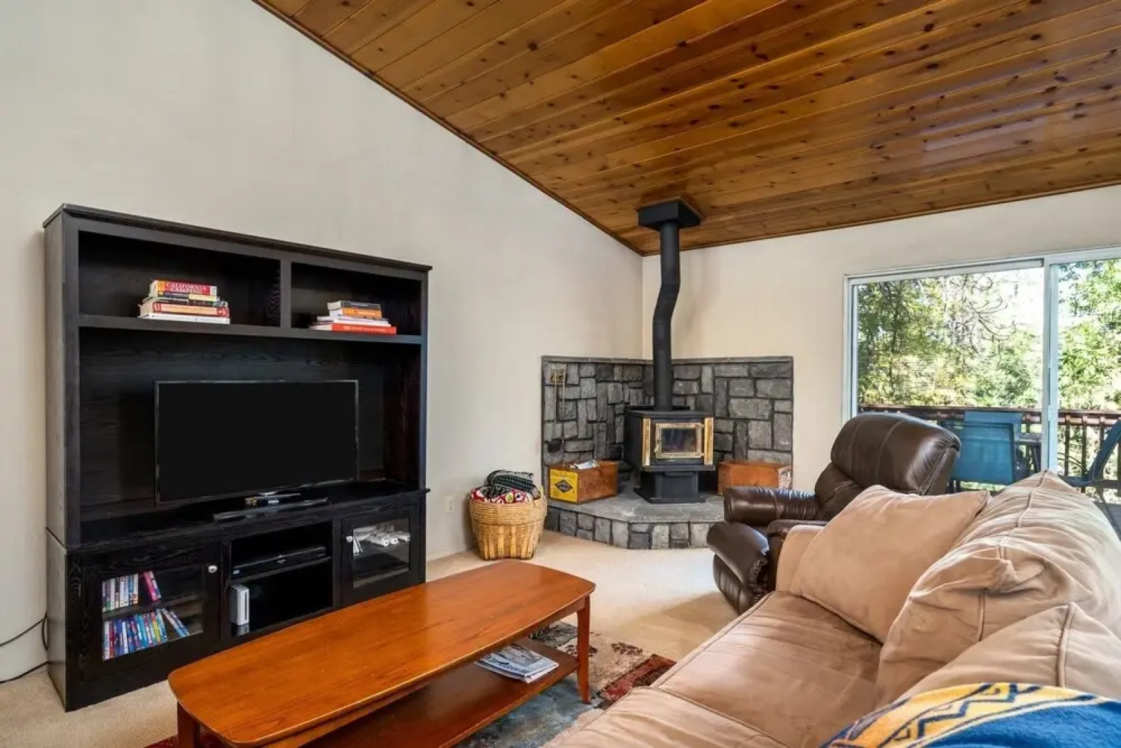 Wolf Den - Check out the Beach, Country Club, Golf Course Enjoy the Wifi, Central Heat and Air Conditioning. Near Yosemite by Redawning