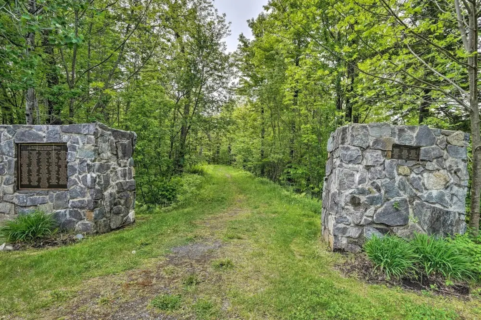 Elegant Mtn Chalet w/ Deck: 1 Mi to Mt Snow!