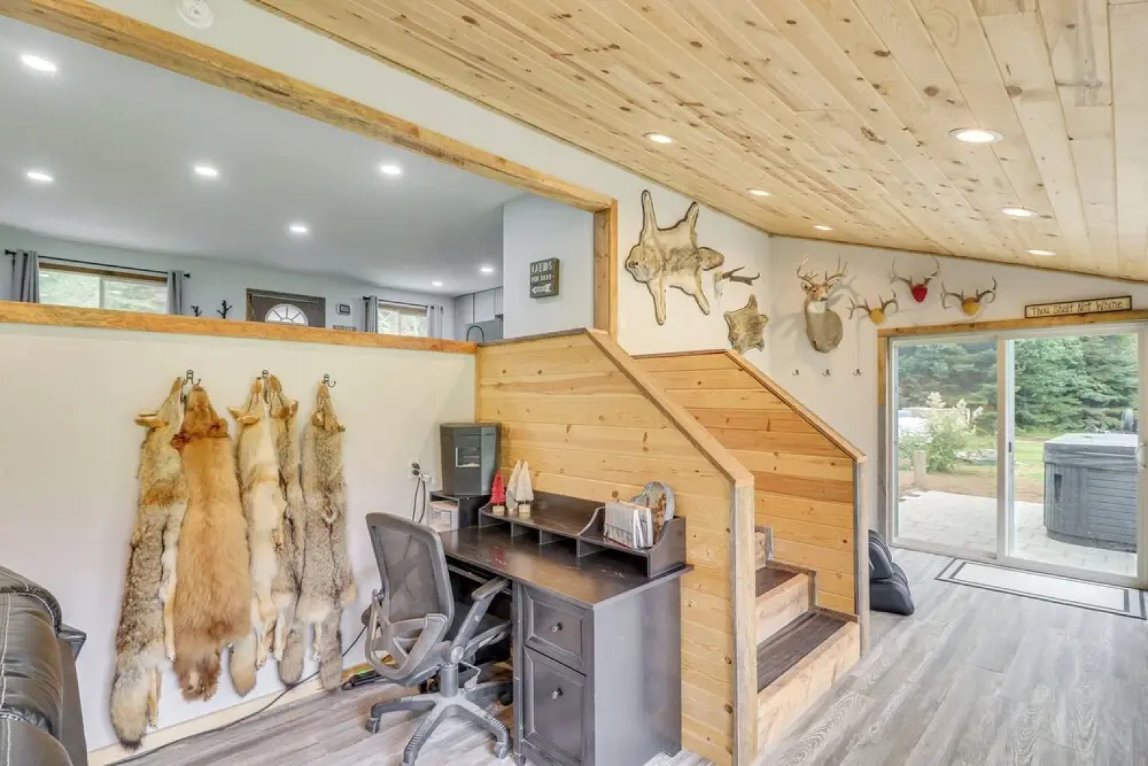 Bigfork Cottage w/ Hot Tub ~ 6 Mi to Flathead Lake