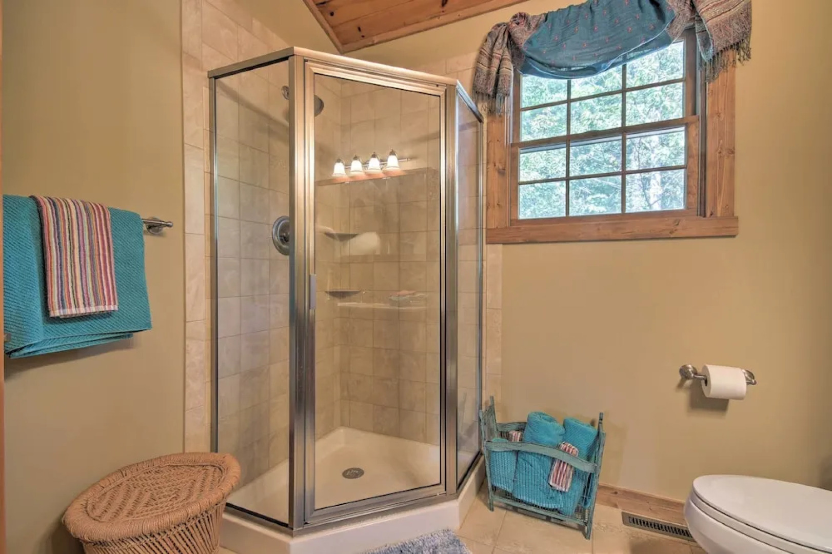 Couples Cabin - 5 Mi to DT Berkeley Springs!