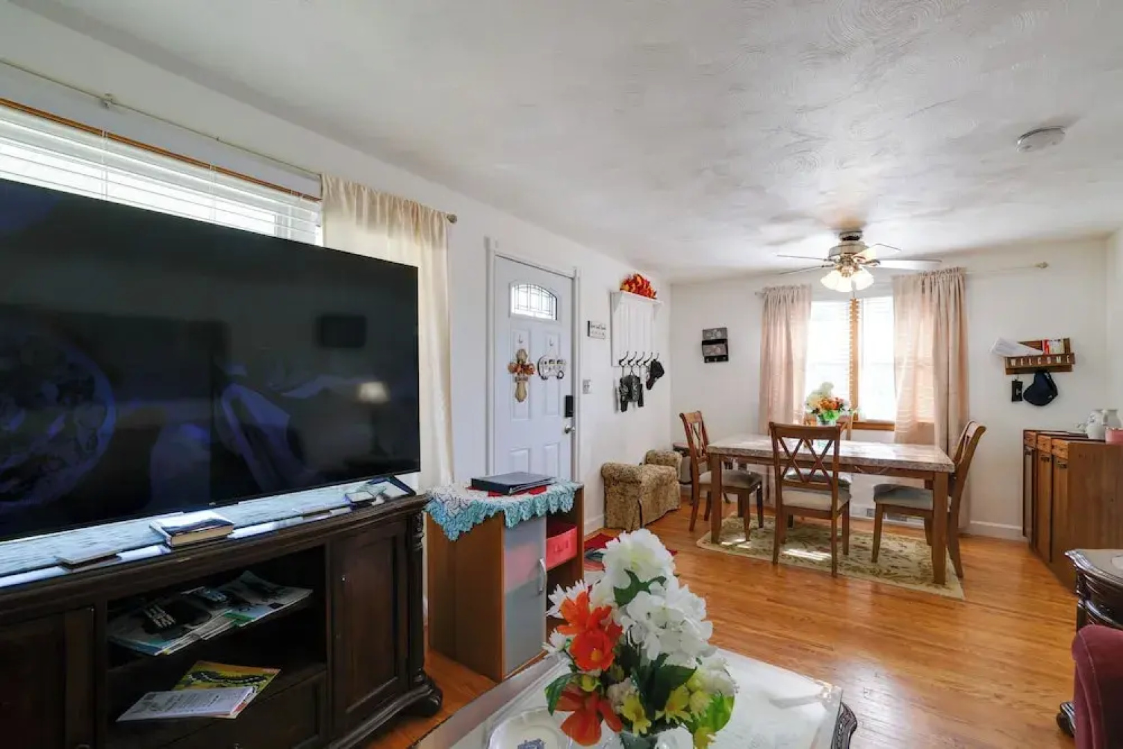Large Private Yard: Home 14 Mi to Niagara Falls!