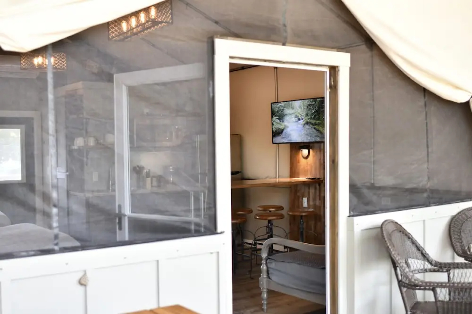 19 Son's Geronimo - Birdhouse Cabin