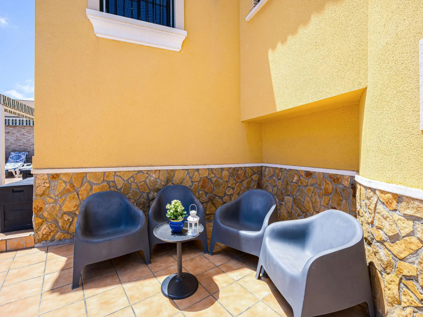 Inviting Holiday Home in Orihuela with Garden