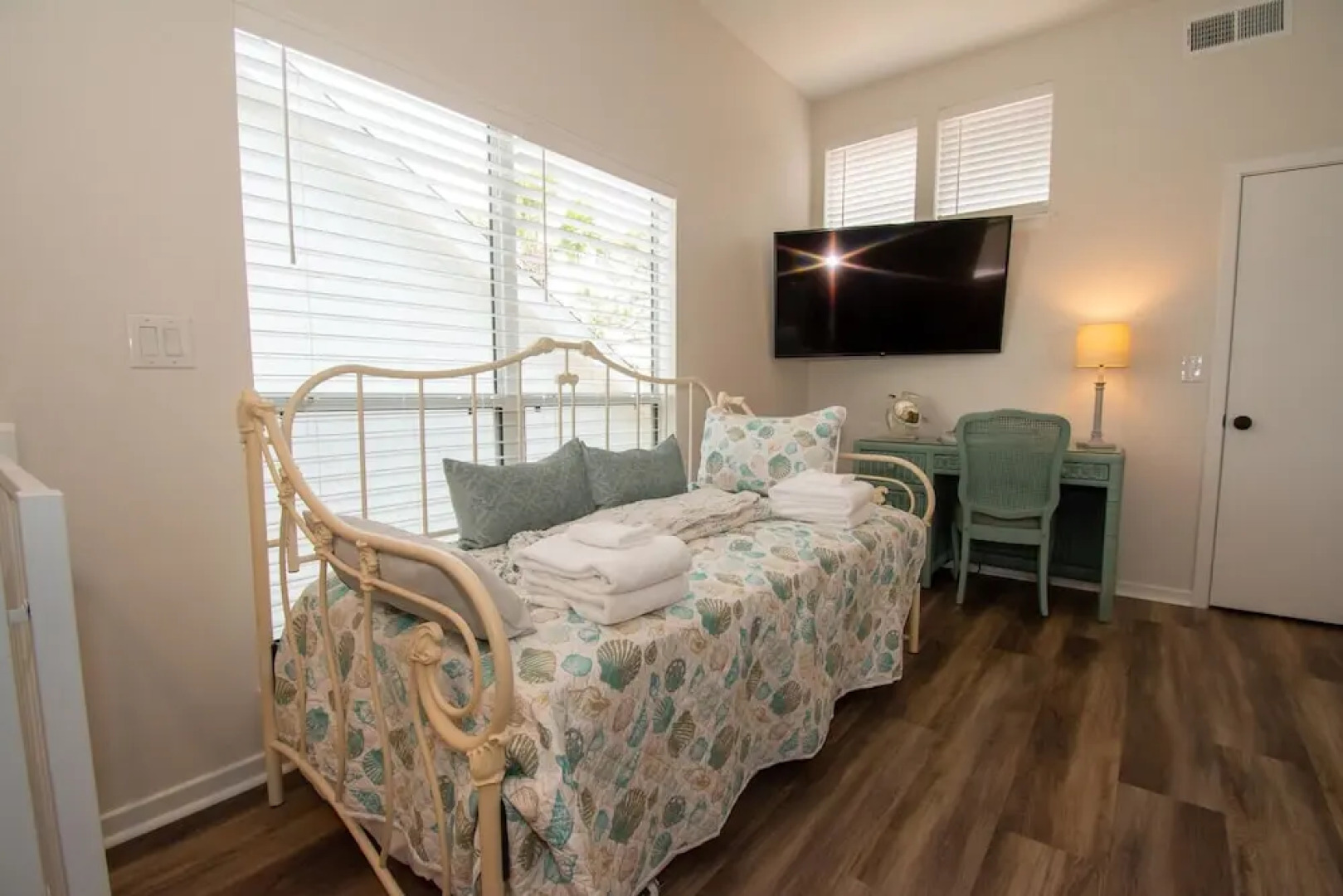 Renovated 2 Br Sleeps 5 With Free Guest Passes