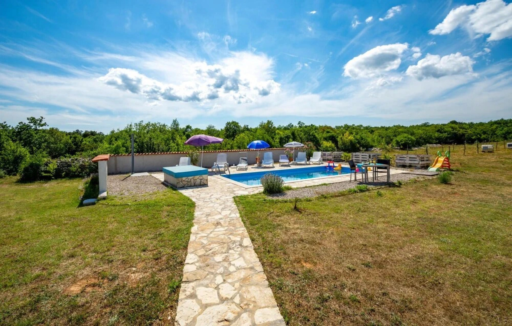 Nice Home in Trget With Wifi, 4 Bedrooms and Outdoor Swimming Pool