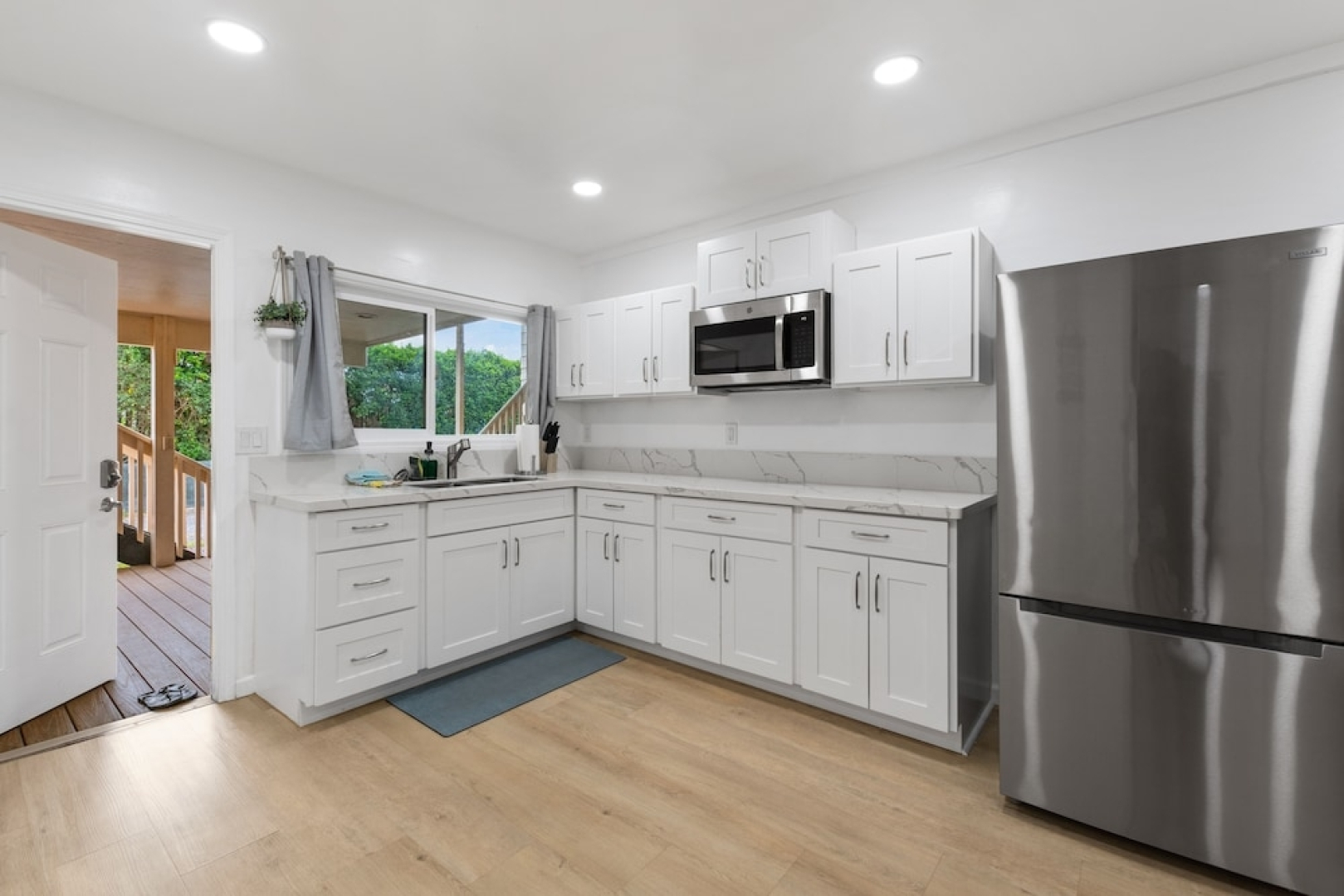 Large 2 BR with Front and Back Deck BBQ