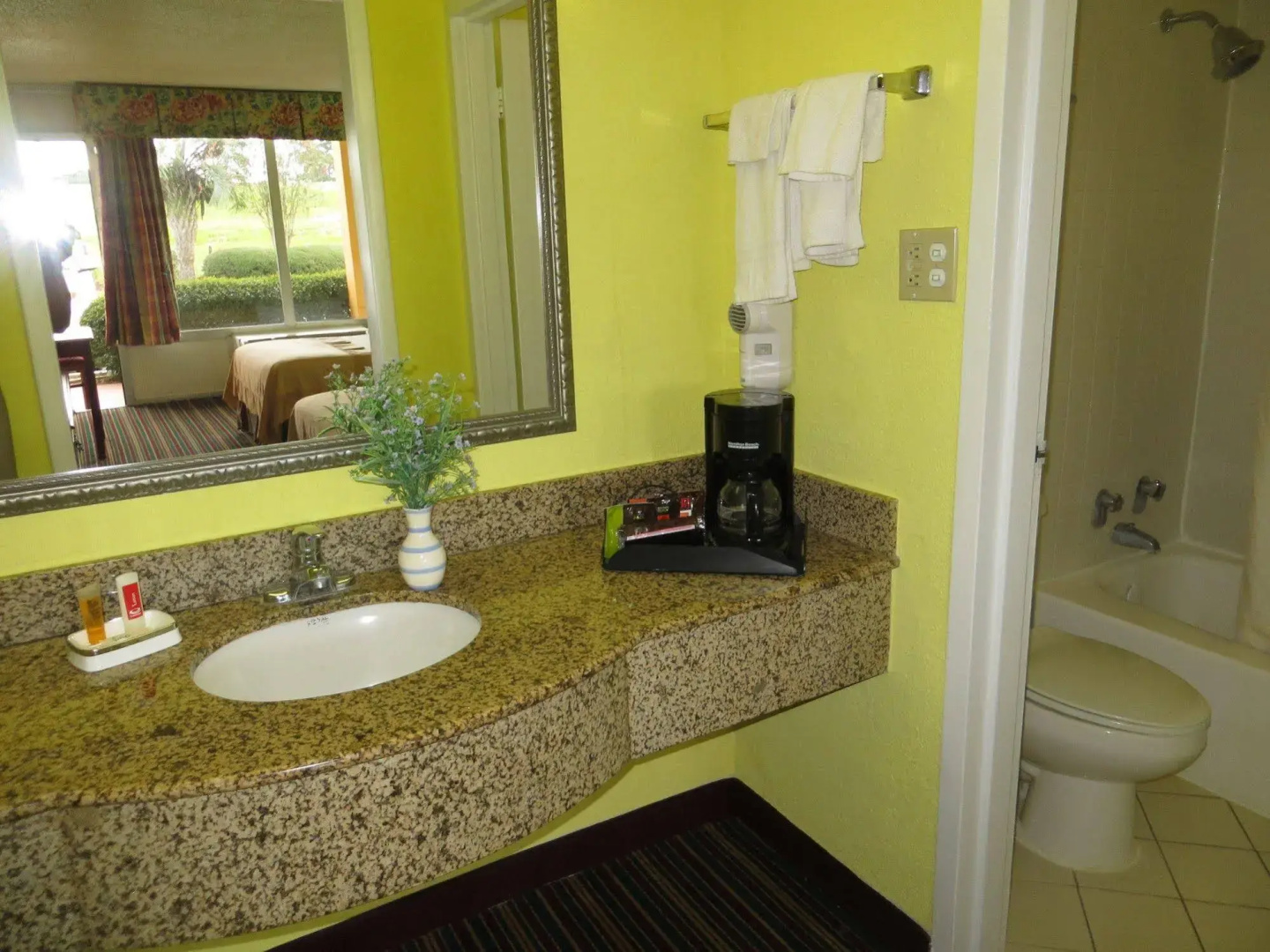 Econo Lodge Savannah Gateway I-95