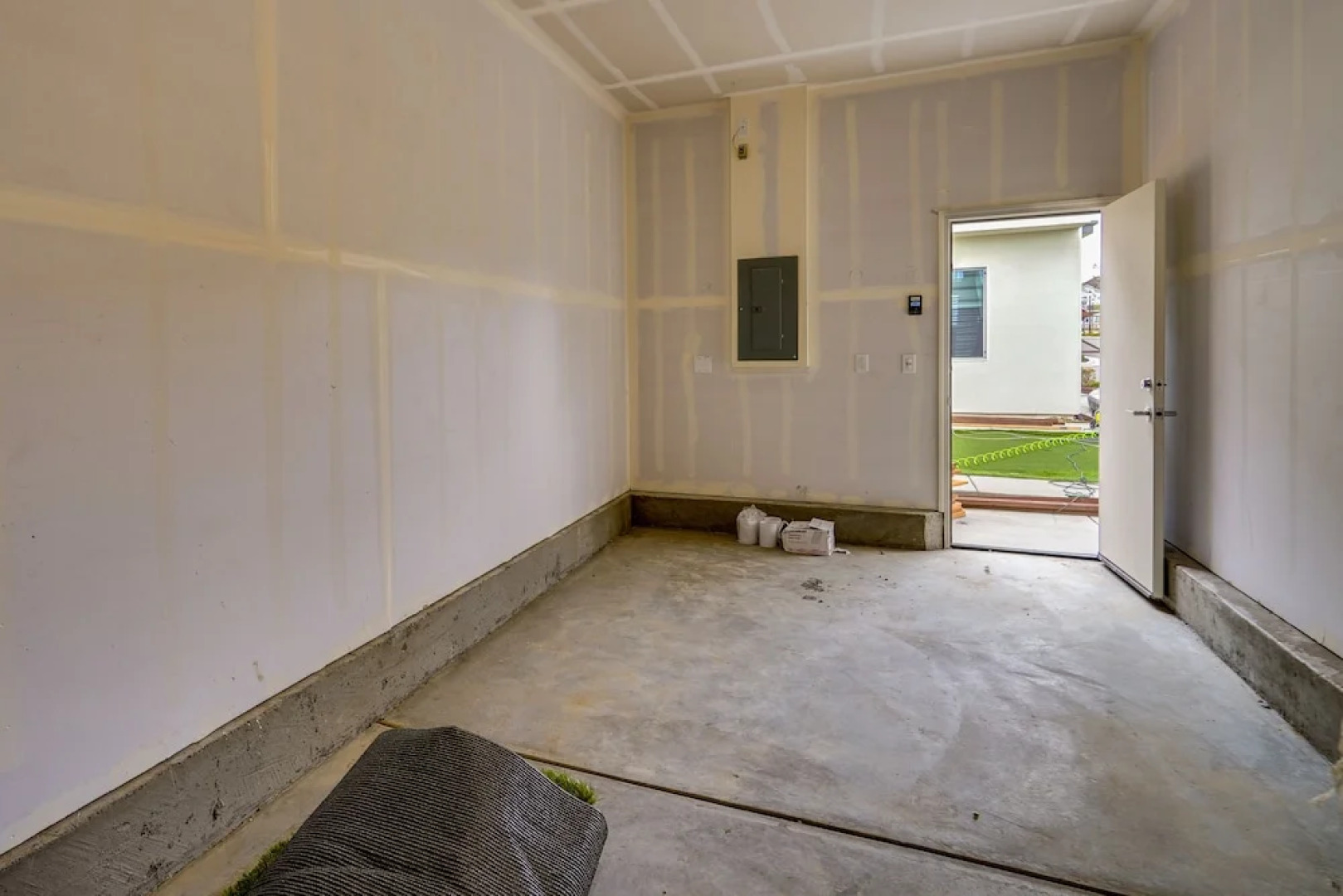 California Midterm Rental With Fenced Yard!