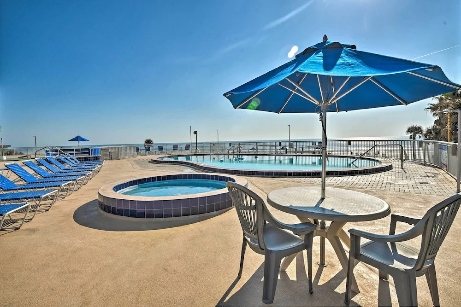 Beautiful Daytona Beach Shores Condo w/ Hot Tub!